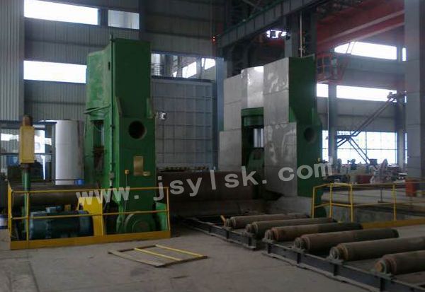 大(da)型上輥萬能(neng)式卷闆機