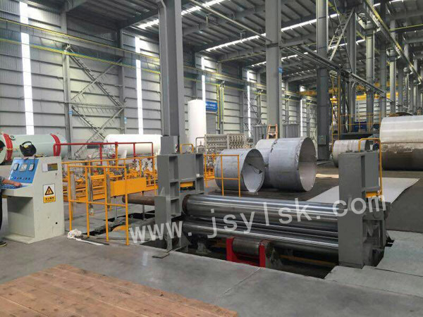 中(zhong)小型上輥(gun)萬能式卷(juàn)闆機