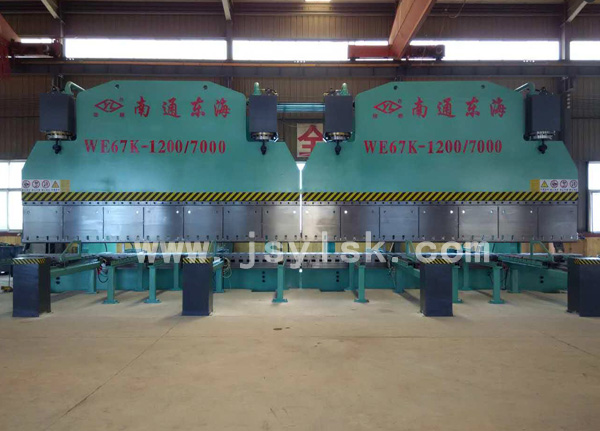 WC67Y/E系列(liè)雙機聯動折彎(wān)機