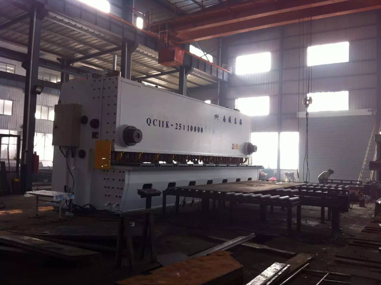 大型(xíng)剪闆機