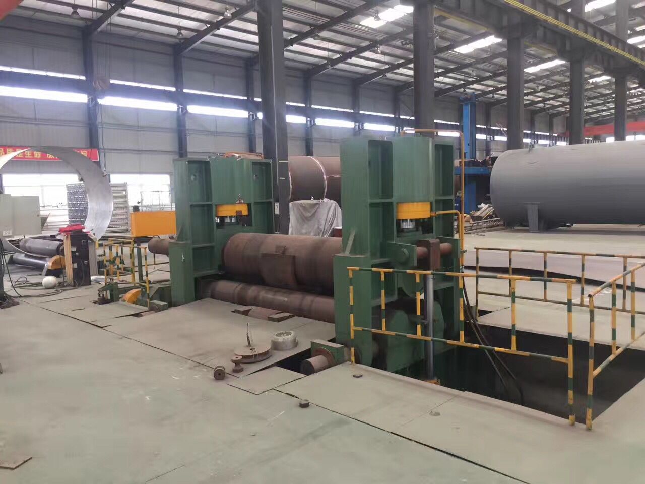 大型(xíng)上輥萬(wan)能式卷(juan)闆機