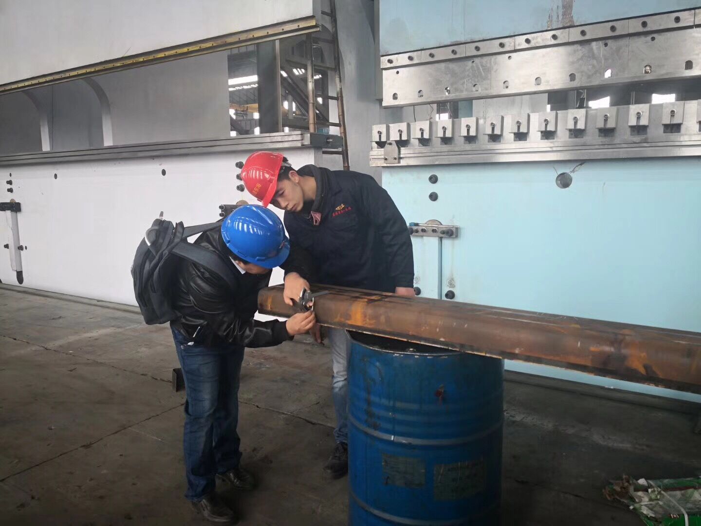 東海(hai)數控折彎機試機(jī)