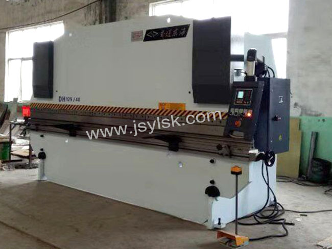 WC67Y-125/4000液(ye)壓折彎(wān)機