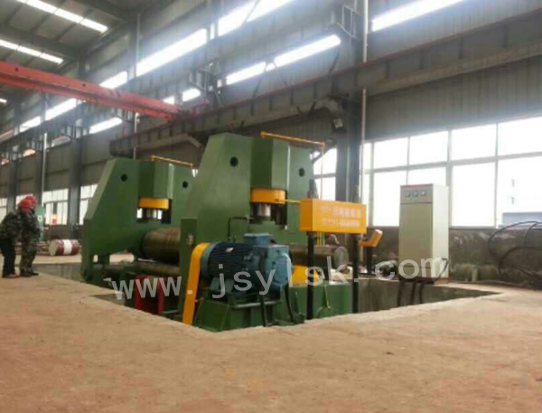 大(dà)型上輥萬能(neng)式卷闆機