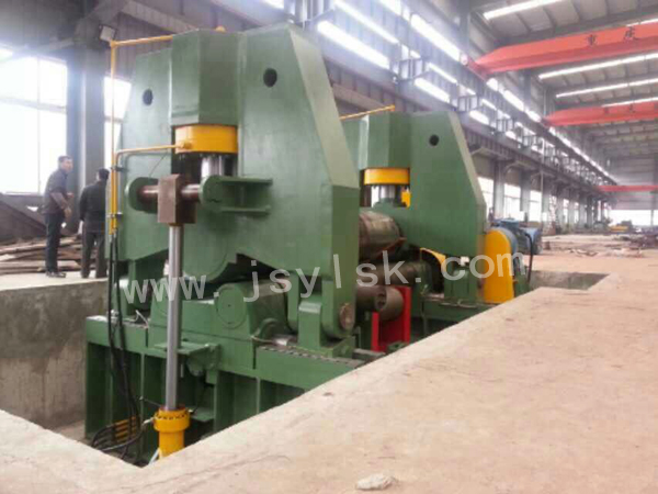 大(dà)型上輥萬能(néng)式卷闆機